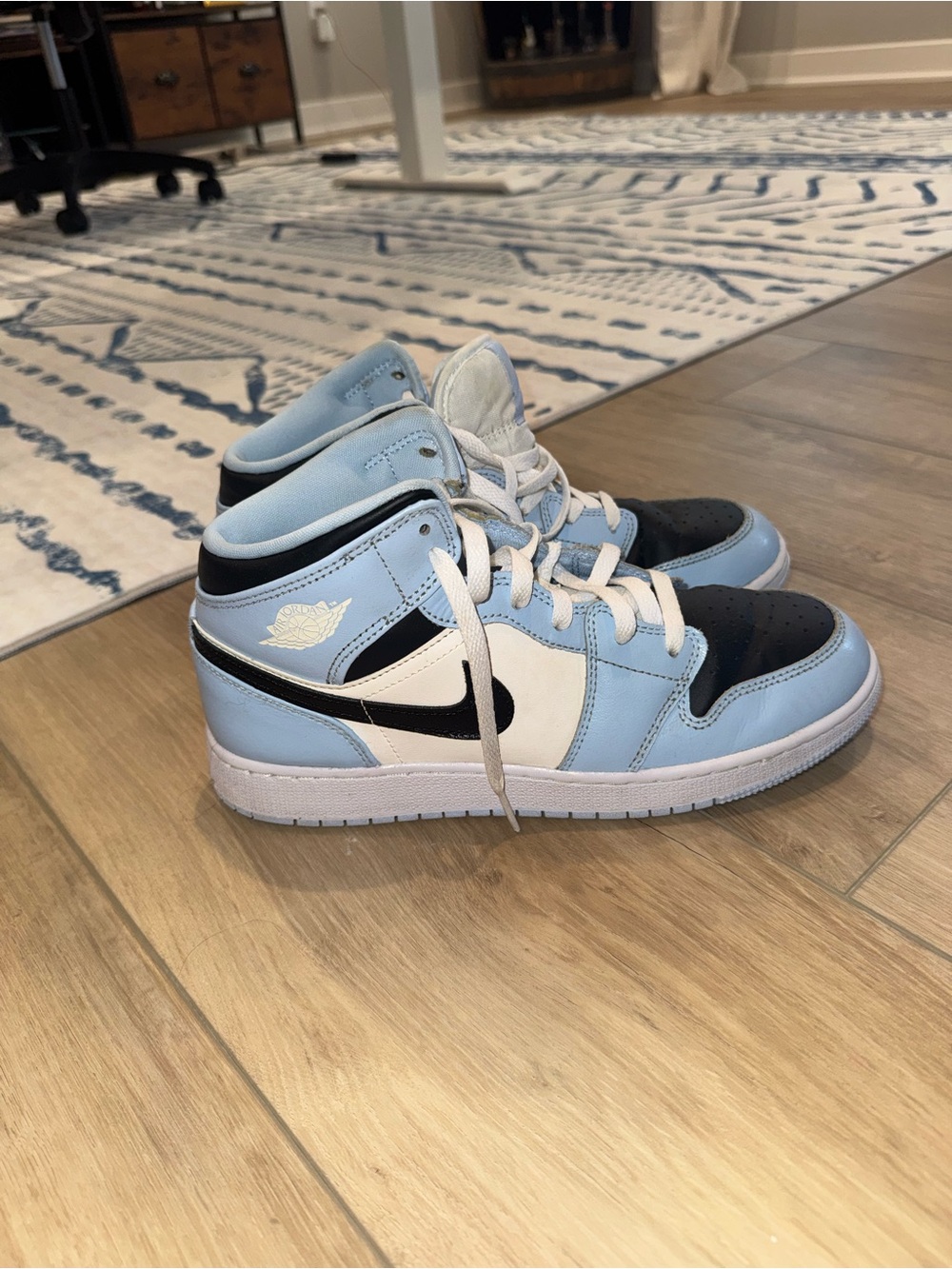 Nike Kids Mid-Top Sneakers in Light Blue, Black & White